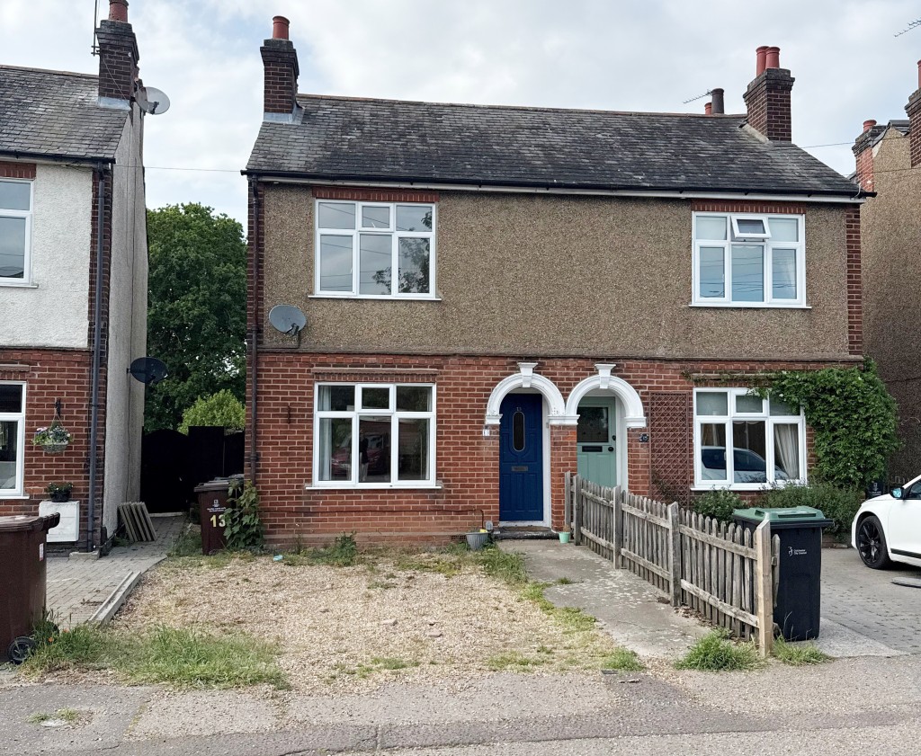 Lot: 143 - TWO-BEDROOM SEMI-DETACHED HOUSE WITH DRIVEWAY - Front shot showing driveway
